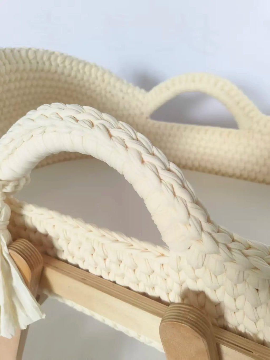 Newborn Baby Nest Lounger Cradle Crib with Wooden Frame Hand-Crocheted Bassinet Soft Mattress Portable Infant Sleeping Bed