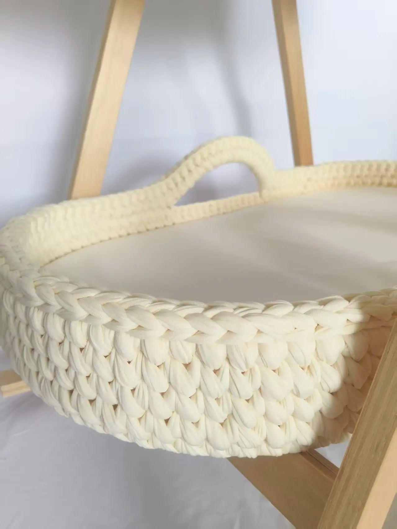 Newborn Baby Nest Lounger Cradle Crib with Wooden Frame Hand-Crocheted Bassinet Soft Mattress Portable Infant Sleeping Bed